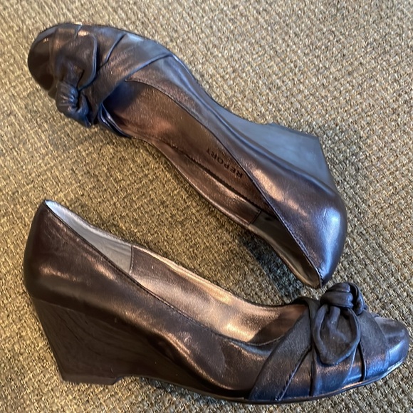 Report Black Wedge Heels (sz 7) - Picture 3 of 12